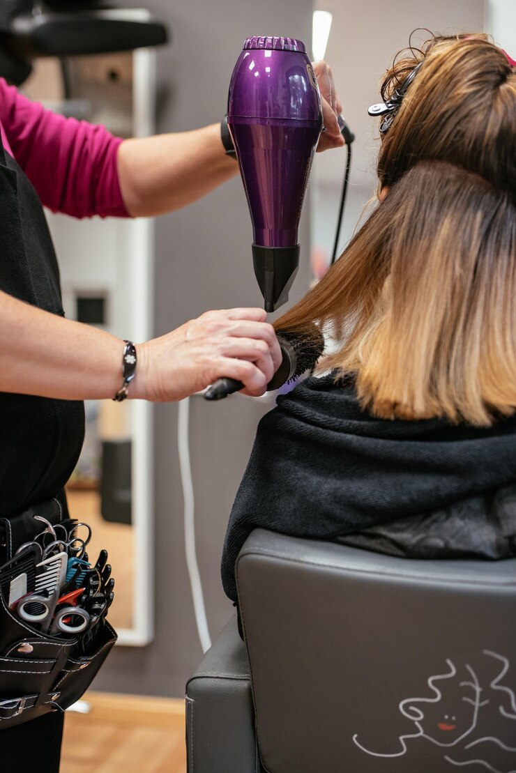 hairdresser-drying-woman